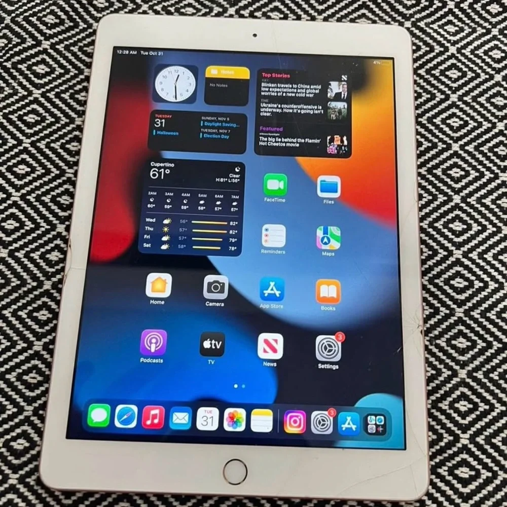 Apple Silver iPad Tablet with Vibrant Display